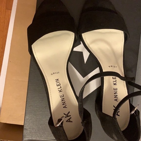 Cute and comfy black suede/velvet Anne klein heels - Picture 3 of 5